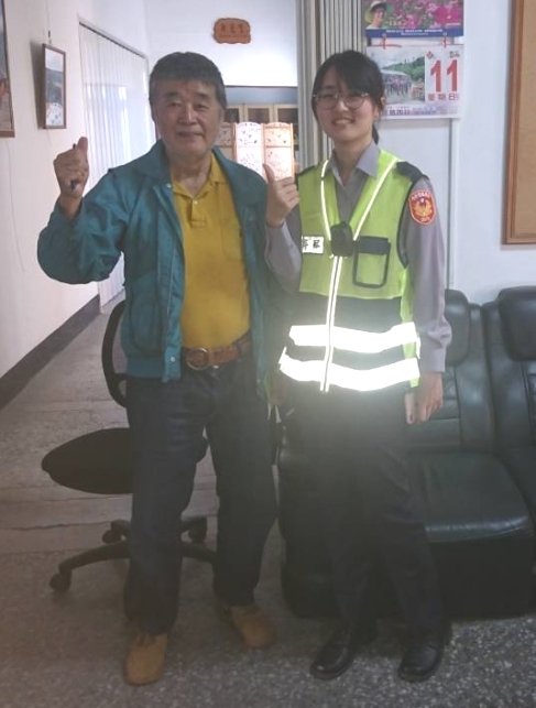 警員林欣璇熱忱服務為日本旅客找到民宿-2