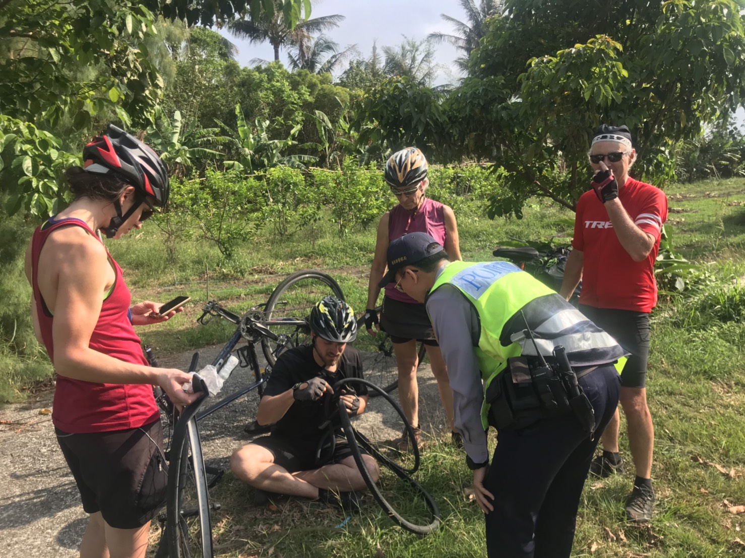 成功警樂助加籍遊客，單車破胎窘境救援成功