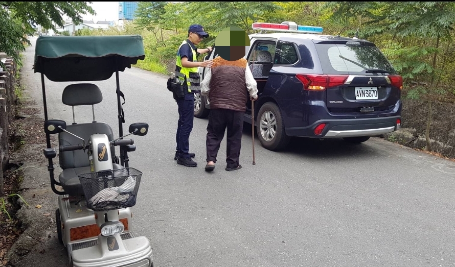 警員蘇姵尹協助電動醫療代步車沒電老翁安全返家-1