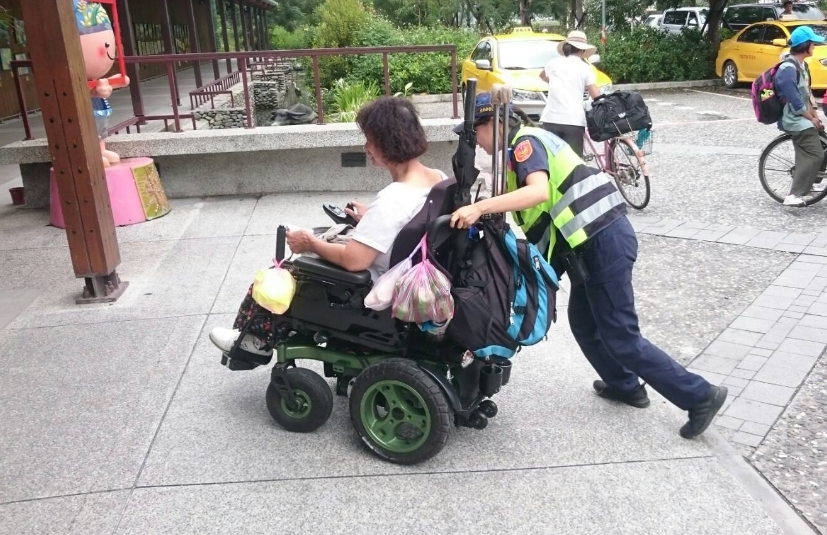 池上分駐所警員郭襄協助身障人士徒手推車順利搭火車返家-2
