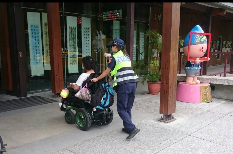 池上分駐所警員郭襄協助身障人士徒手推車順利搭火車返家-3