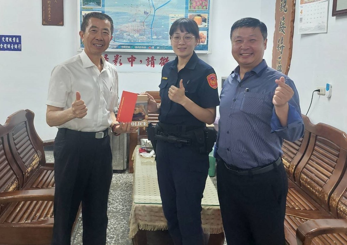 (左起)局長梁東山、警員林育平、分局長鍾國楨