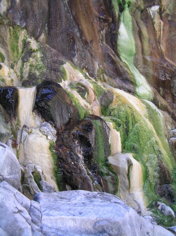 摩克楠野溪彩色石壁