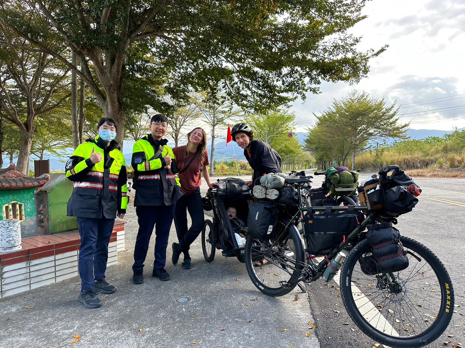 本分局池上分駐所員警協助瑞典籍環球單車客找到紮營地