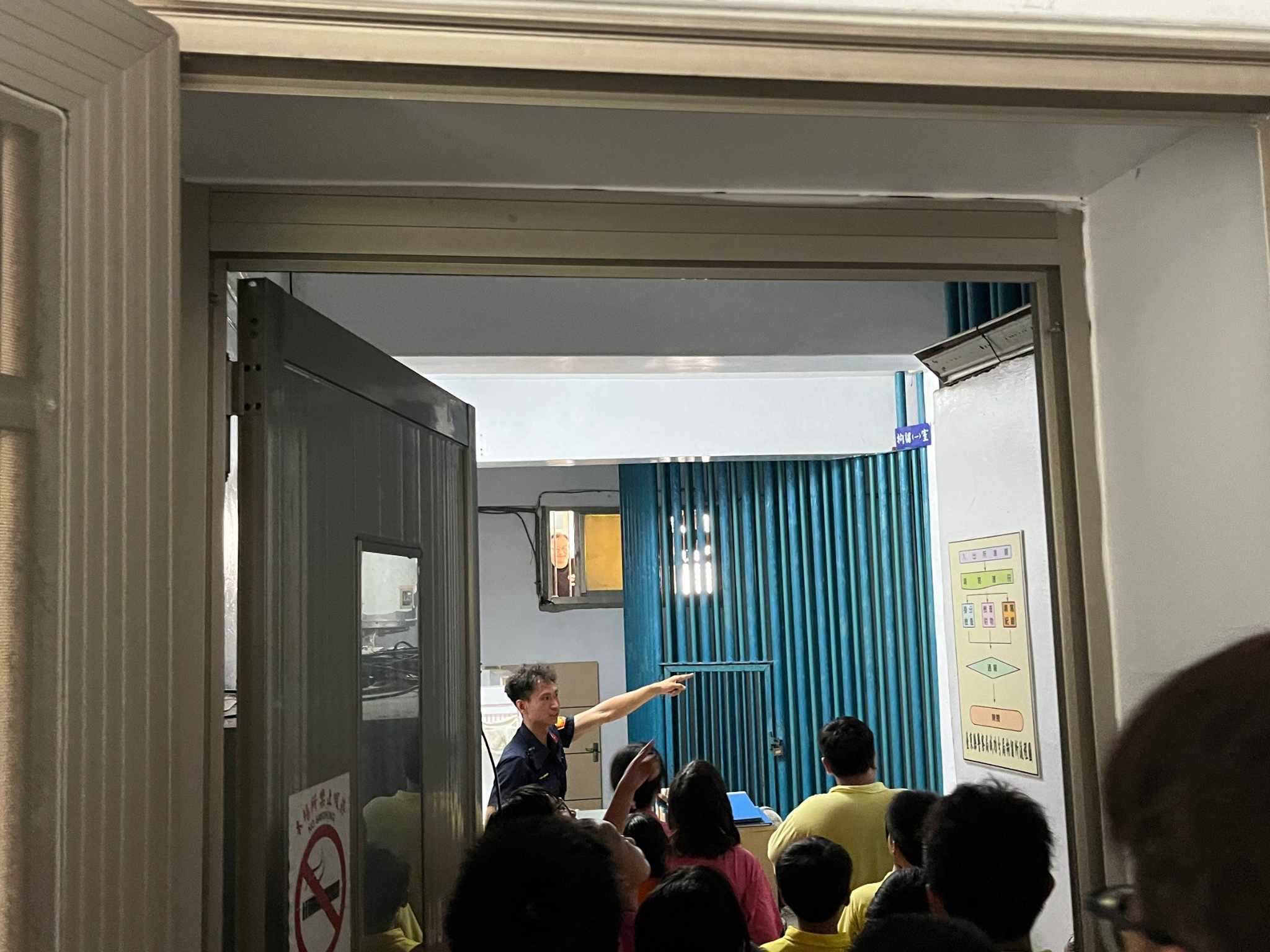 臺東縣成功國民小學四年級師生們，於本(4)月16日前往成功分局參訪「參觀拘留室」
