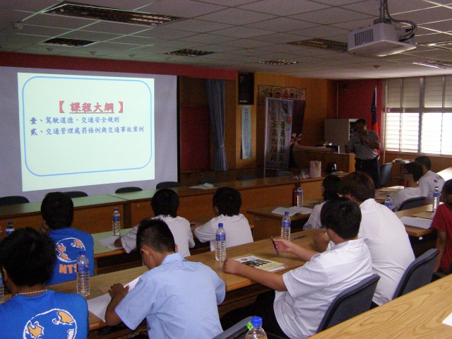 第1階段小隊長王東平專題講授交通安全等課程