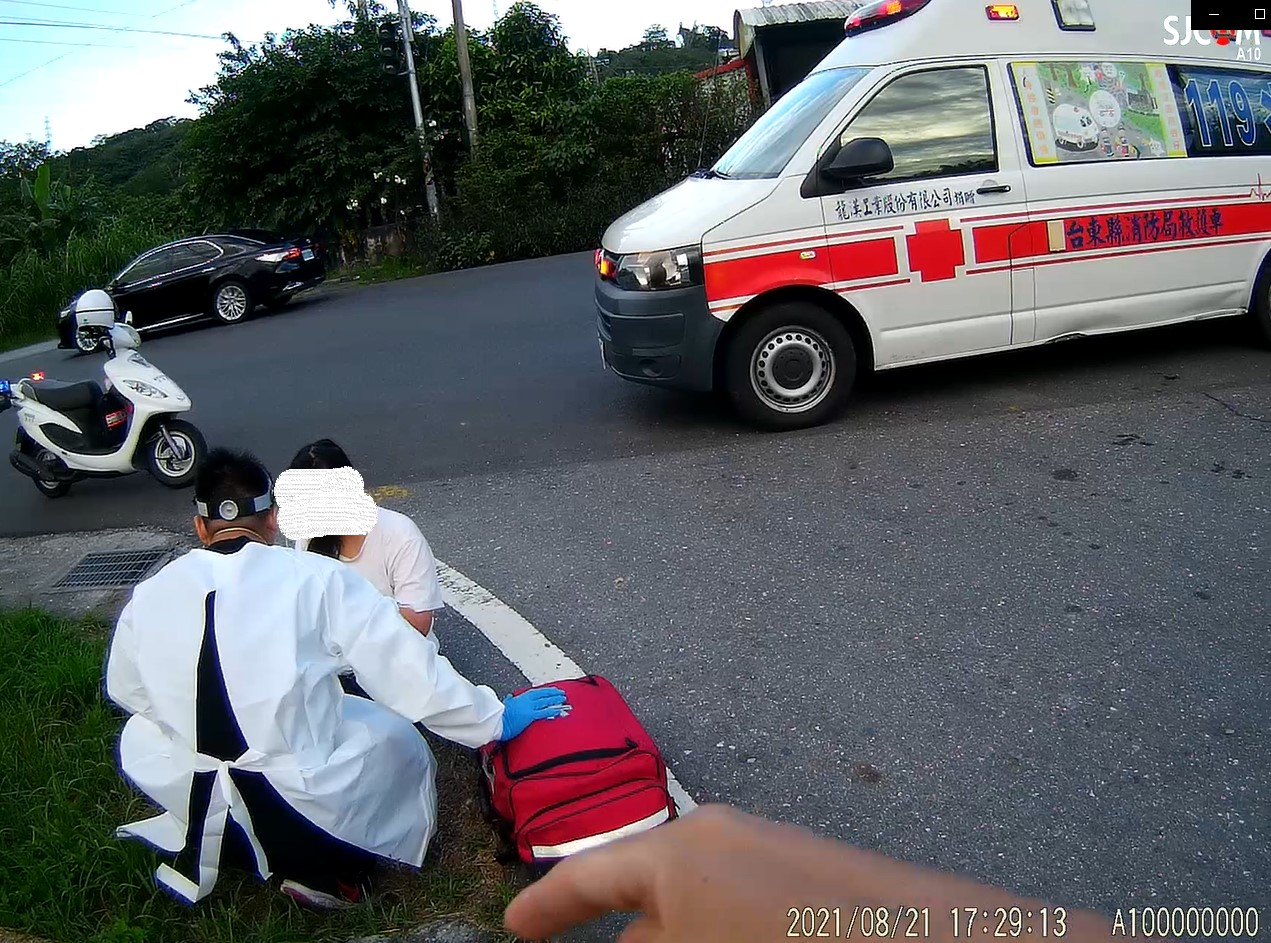 警員張崇瑋發現民眾身體不適，立即協助送醫。
