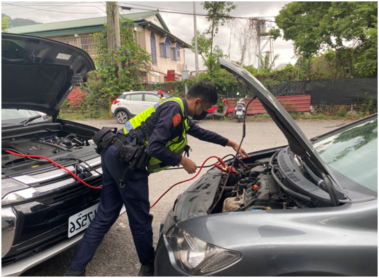 警員尤律惟熱心助人，民眾車輛沒電無法發動，協助接電救車恢復行駛。