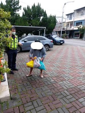 警員曾韋閔發現婦人在所前廣場徘徊，立即上前關心。